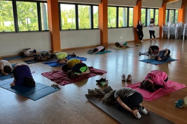 382. PRIMARIA. Yoga e Inglese: Una Combinazione Divertente per Imparare le Parti del Corpo a Scuola!