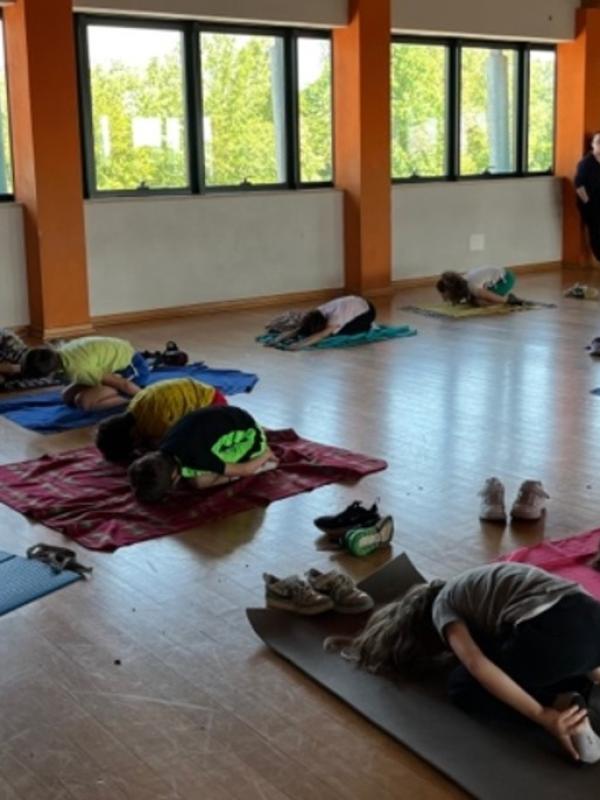 382. PRIMARIA. Yoga e Inglese: Una Combinazione Divertente per Imparare le Parti del Corpo a Scuola!