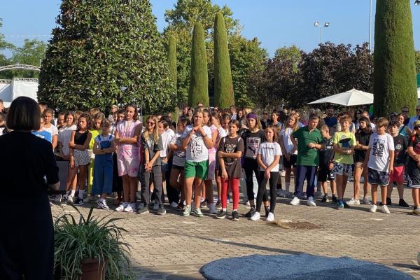 416. Cari ragazzi e ragazze, a nome di tutti i docenti e gli educatori,  vi accogliamo alla Scuola Secondaria.