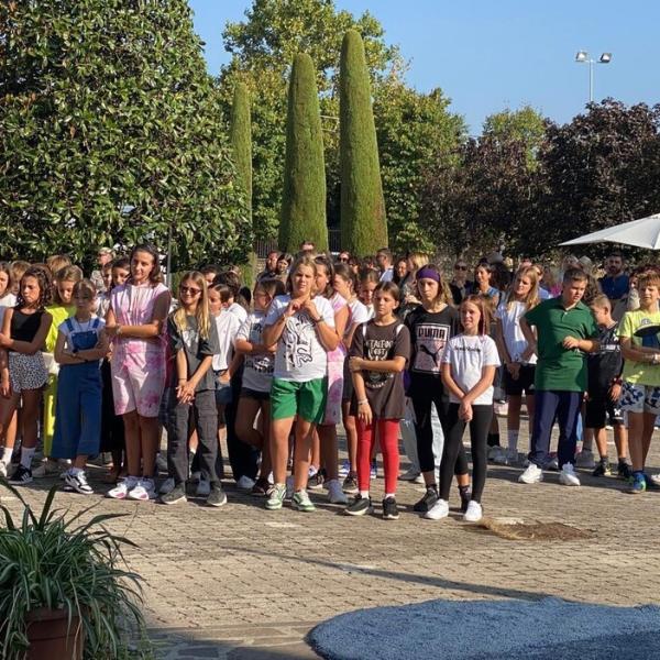 416. Cari ragazzi e ragazze, a nome di tutti i docenti e gli educatori,  vi accogliamo alla Scuola Secondaria.